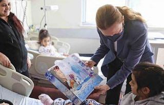 DEÜ Rektörü Hotar’dan depremzedelere moral ziyareti