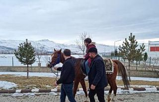 Develi’de depremzede çocuklar at bindi