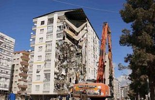 Diyarbakır’da ağır hasarlı binanın yıkımına...
