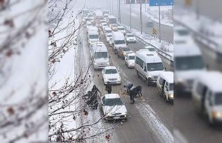 Dökülen simitleri toplamak için çevre yolunda...