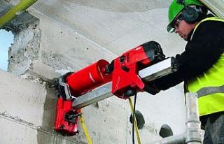 ‘Duvarı matkapla bile zor deliyorum’ diyerek...