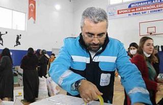 Edremit Belediyesi 27 kamyon yardım filosu ve personeli...
