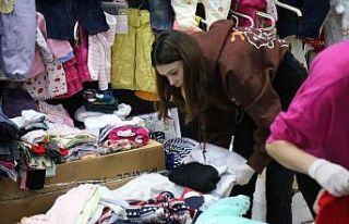 Edremit’te depremzedeler için yardımlar devam...