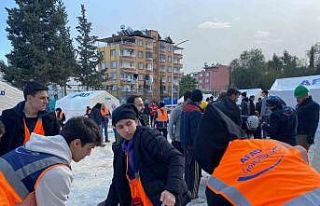 Ekipleri enkazda, gönüllüleri vatandaşın yanında