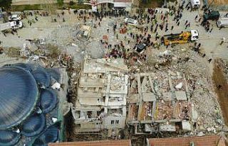 Ekiplerin enkaz altında kalan vatandaşları kurtarma...