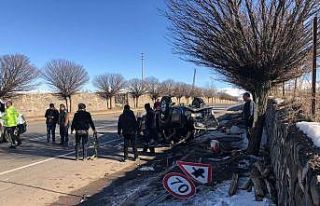 Elazığ ağaca çarpan hafif ticari araç ters döndü:...