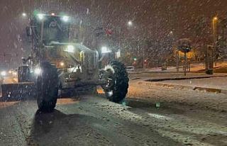 Elazığ’da belediye ekipleri kar mesaisinde