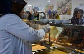 Elazığ’da sıcak yemekler depremzedeler için...