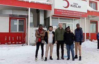 Eller depremzedeler için kalktı