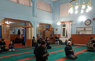 Eller semaya depremzedeler için açıldı