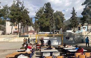 Emine öğretmen, depremzede çocukları eğlendiriyor