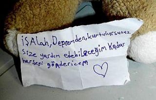 En sevdiği oyuncak ayısını depremzede çocuklar...
