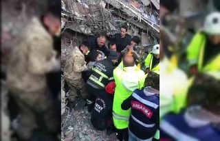 Enkaz altında kalan 2 kız kardeşin kurtarıldığı...