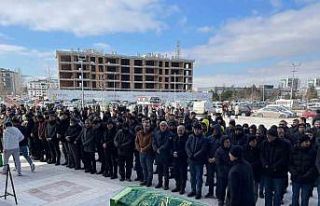 Enkaz altında kalan öğretmenin cenaze namazını...