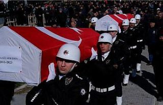 Enkaz altında kalan polis anne ve kızı gözyaşlarıyla...