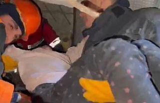 Enkaz altındaki Elif ile itfaiye çavuşunun duygu...