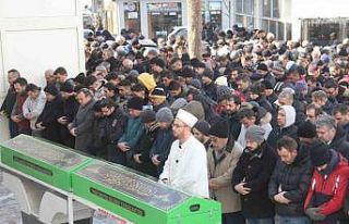 Enkaz altından birbirine sarılı olarak çıkarılan...