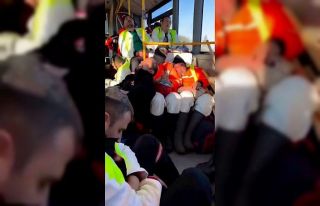 Enkaz başında yorgunluğunu unutan ekiplerin yürek...