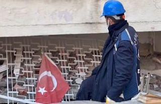 Enkaz çalışmalarına destek veren zabıta personelinden...