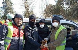 Enkazda buldukları altınları polise teslim ettiler