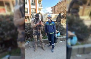 Enkazda buldukları para dolu çantayı polise teslim...