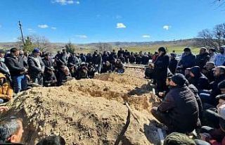 Enkazda hayatını kaybeden anne ve 3 çocuğu yan...