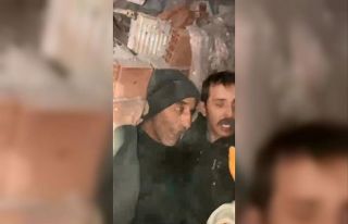 Enkazdan 66 saat sonra çıkarıldı, şehadet parmağını...