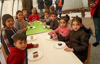 Enkazdan kurtarılan Eymen’in doğum gününü Aile...