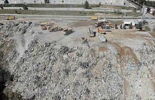 Enkazın döküldüğü alan dağ gibi büyüyor