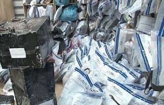 Enkazlardan çıkan kıymetli eşyalar güvenlik güçlerine...