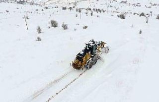 Erzincan’da kar ve tipiden kapanan 239 köy yolu...