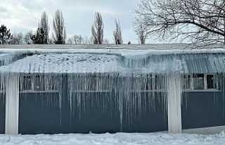Erzurum’da soğuk hava nedeniyle oluşan buz sarkıtları...