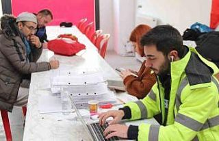 Eskişehir’deki yardımseverlerden depremzedeler...