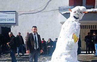 Esnaf kar yağışını eğlenceye dönüştürdü