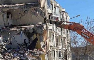 Eşyasını kurtarmaya çalışan depremzede ‘pes’...