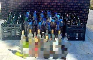 Evinde ürettiği sahte içkileri pazarda satan şüpheli...