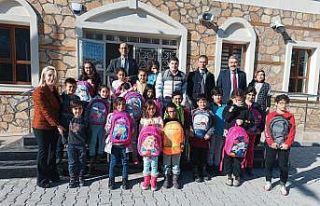 EYUDER’den depremzede öğrencilere kırtasiye yardımı