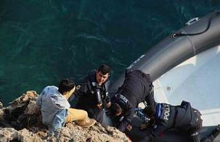 Falezlerde mahsur kalan depremzede çocuk kurtarıldı