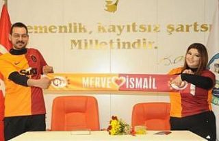 Fanatik çift, tutkunu oldukları takımın formasıyla...