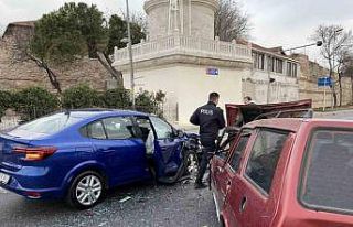 Fatih’te kaza yapan sürücü, aracını olay yerinde...