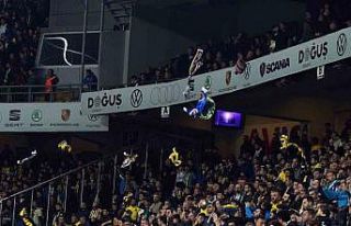 Fenerbahçe taraftarından anlamlı pankart