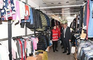 Giyim tırları depremzedelerin kaldıkları otellere...