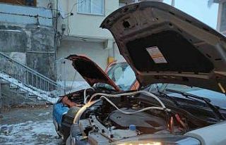 Göle’de dondurucu soğuklar nedeniyle araçlar...