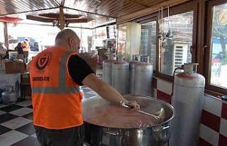 Gönüllü aşçılar günde 7 bin 500 kişilik yemek...