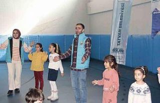 Gönüllü gençler depremzede çocuklar gülsün...