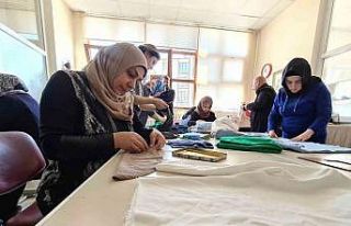 Gönüllü kadınlar depremzede çocuklar için kıyafet...