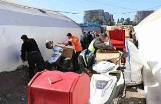 Gönüllü kuryeler depremzedelerin yardımına koşuyor