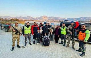 Gözü gibi baktıkları şehidin eşyalarını depremzede...
