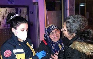 Gözyaşları içinde yanan evini izledi