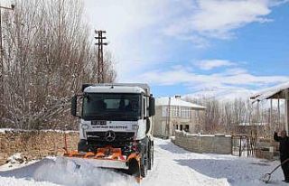 Gürpınar Belediyesi karla mücadele çalışmalarını...